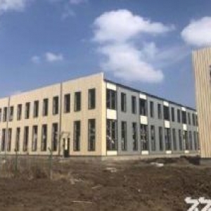 單層鋼結(jié)構(gòu)廠房出售 層高12 可架行